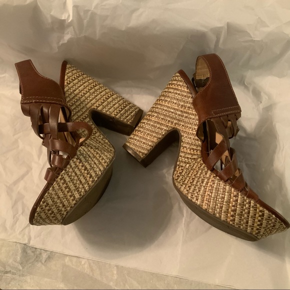 BROWN STRAPPY BRAIDED PLATFORM HEELS 8.5 BY R2 - Picture 6 of 12